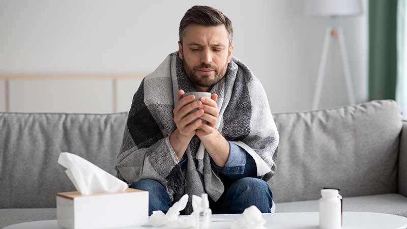 Homem com sintomas de gripe